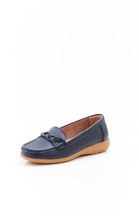 Donkerblauwe leren mocassins met strikdetail en bruine zool.