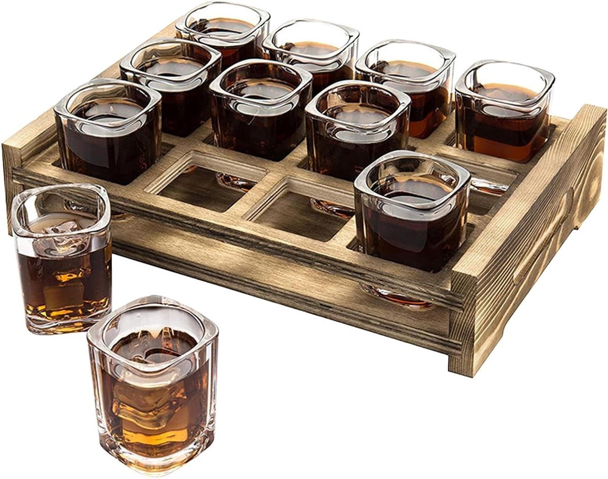 Dienblad met 12 shotglaasjes en rustiek houten serveerplank