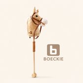 Beige hobby horse stokpaard met bruine teugels en een houten stok.