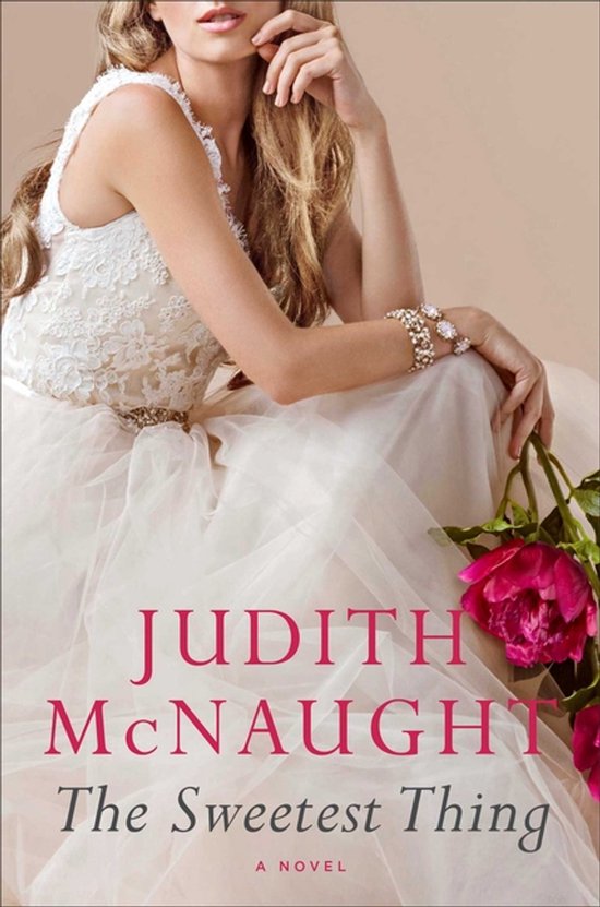 Een vrouw in een trouwjurk, met een boek getiteld 'The Sweetest Thing' van Judith McNaught.