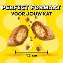 Twee Catisfactions snacks, 1,2 cm groot, met een krokante buitenkant en zachte vulling.