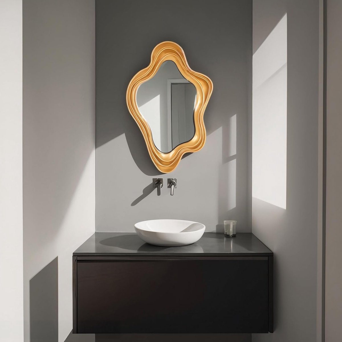 Decoratieve Wandspiegel met Ongelijkmatig Frame voor Badkamer, Woonkamer en Slaapkamer - Perfect voor Make-up en Interieurstyling