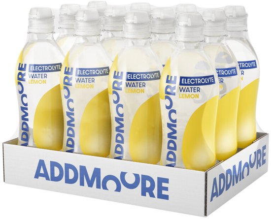 Een krat met 12 flessen Addmoore Elektrolytenwater citroensmaak. De flessen zijn doorzichtig met een geel/wit label.