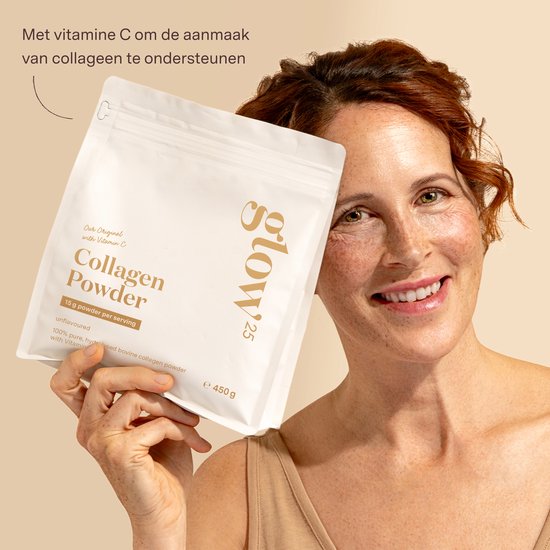 Vrouw met een pak "Collagen Powder" van Glow25 met vitamine C.