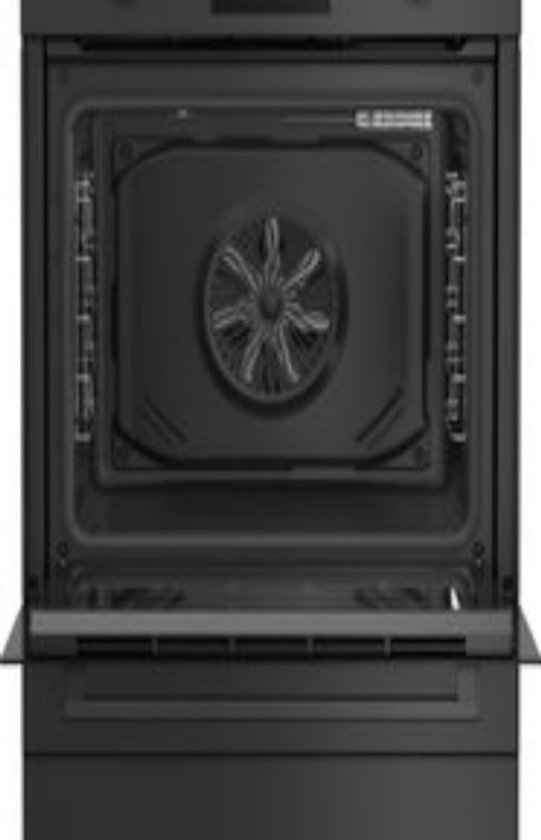 Binnenzijde van een zwarte oven met ventilator en ovenroosters.
