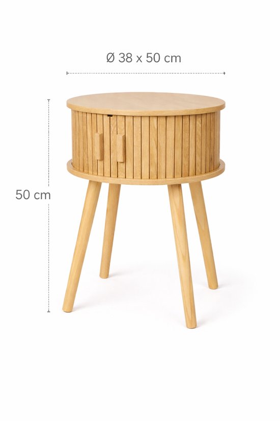 Ronde houten bijzettafel met geribbelde zijkanten, twee deurtjes en taps toelopende poten. Afmetingen: Ø 38 x 50 cm.