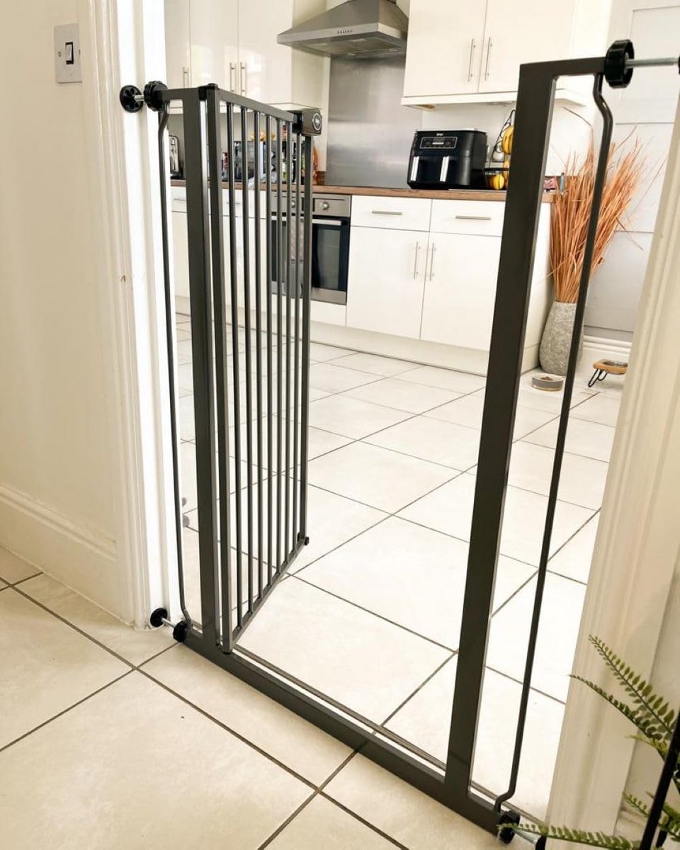 Bettacare Child and Petgate, Clamp Gate Extra High 104 cm, Stair Gate Without Drilling, Clamp Attachment Between 75 cm to 83 cm, Slate Grey, Safety Gate for Stairs and Door, Gate for Pet – foto 4