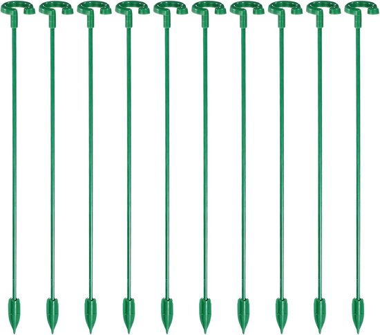 Tien groene plantensteunen op een rij, elk met een scherpe punt en een gebogen ring.