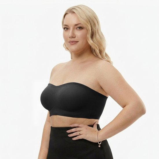 Model met blote schouders draagt een zwarte strapless push-up bh met uitneembare pads.