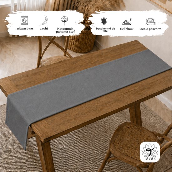 Parelgrijze linnenlook tafelloper van Tavas op een houten tafel, met icoontjes van wassen, zachtheid, katoen, bescherming en strijken.