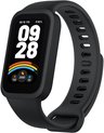 Zwarte Xiaomi Smart Band 9 Active smartwatch met een kleurenscherm dat de tijd, datum en gezondheidsstatistieken weergeeft.