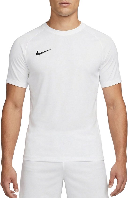 Man in wit Nike sportshirt met zwarte logo.