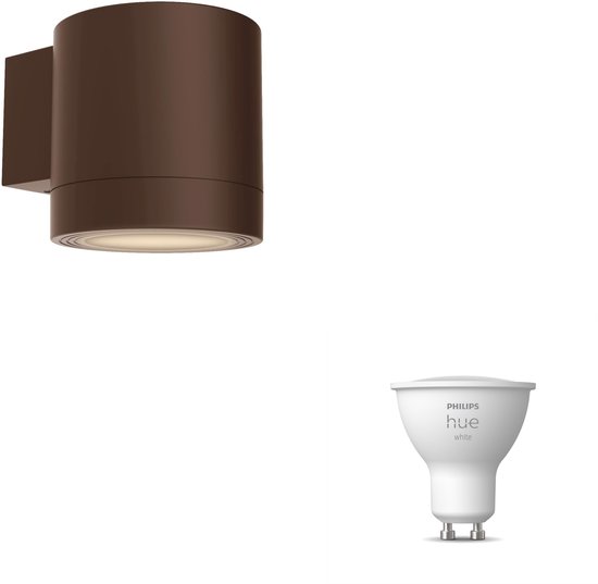 Bruine buitenwandlamp met naar beneden schijnend licht en een losse Philips Hue GU10 lamp.