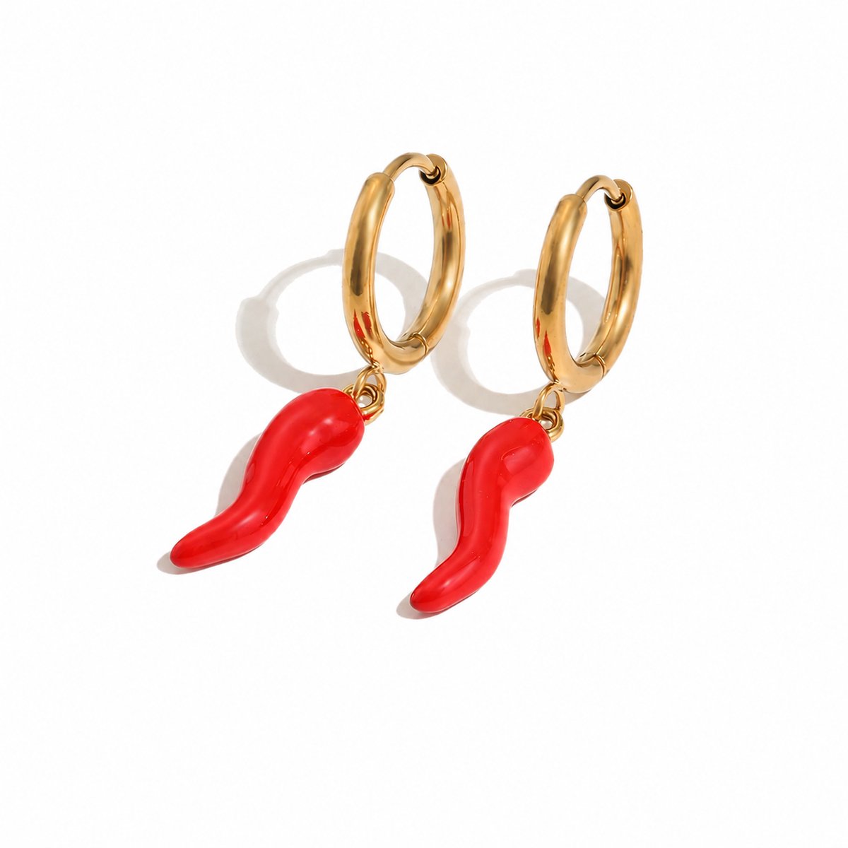 CRISTAÉ® Rode Chili Oorbellen Dames – 18K Verguld Stainless Steel Hoop Oorbellen – Trendy Statement Sieraden – Luxe Cadeau in Sieradendoosje