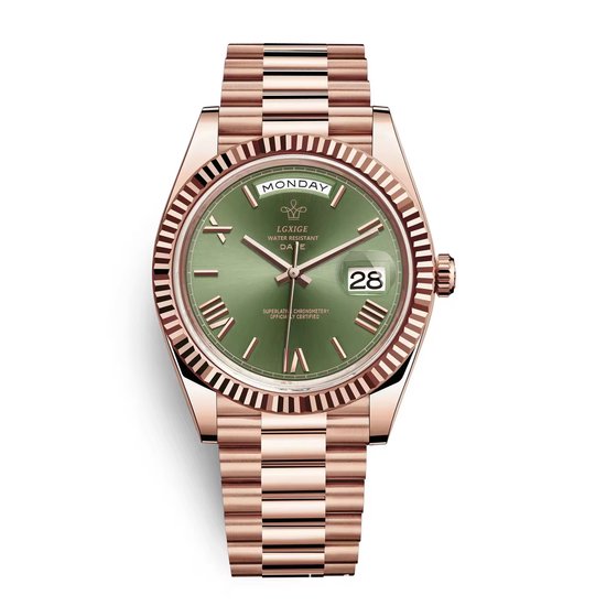 Montre de luxe pour homme en or rose avec lunette moletée, cadran vert, chiffres romains et guichet de date. Dimanche est visible.