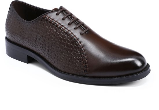 Donkerbruine, spitse veterschoen met crocoprint op de zijkant en vetersluiting.