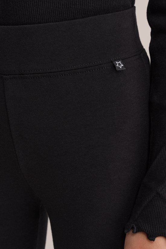 Zwarte legging met een kleine witte ster applicatie op de tailleband.