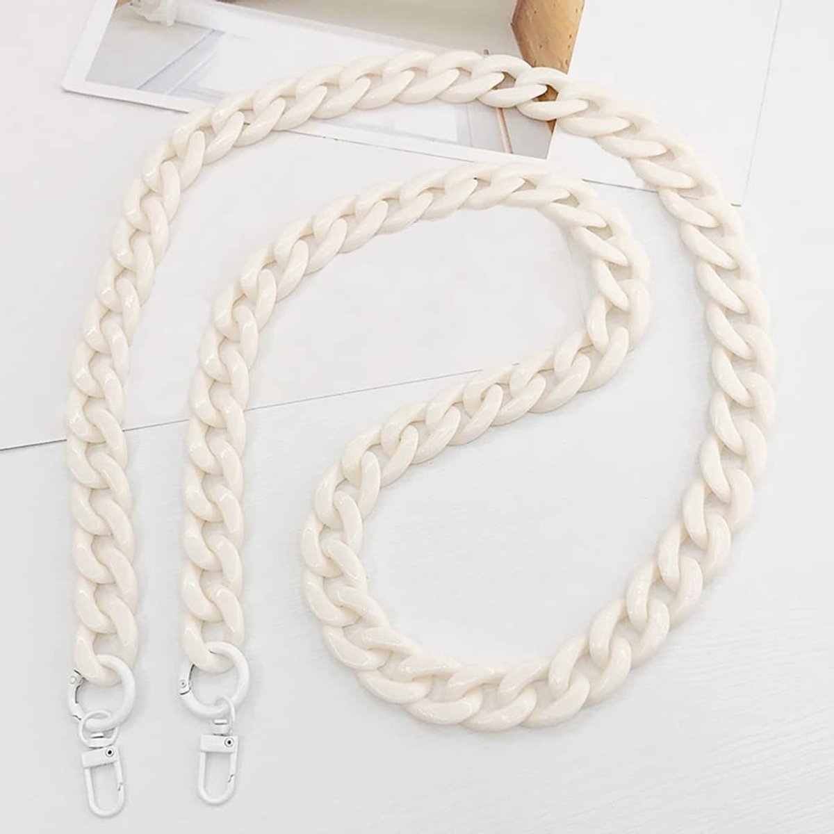 Allecto - Universele telefoonketting - Mobiele telefoondecoratie - Beige - Kleurrijke ketting - Geschikt voor elke smartphone - 120 cm