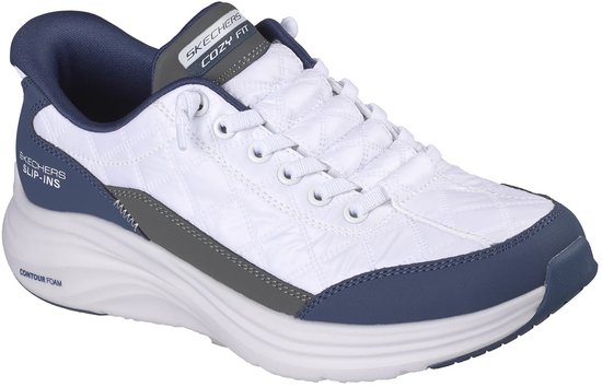 Witte sneaker met blauwe en grijze accenten, geborduurd patroon en 'Contour Foam' op de zool.