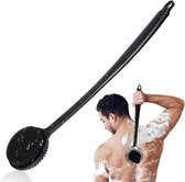 Zwarte doucheborstel met lange steel, man gebruikt deze om zijn rug te wassen met schuim.