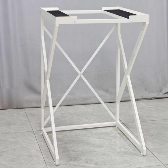 Wit wasmachine-opbouwmeubel met een stoffen achtergrond.