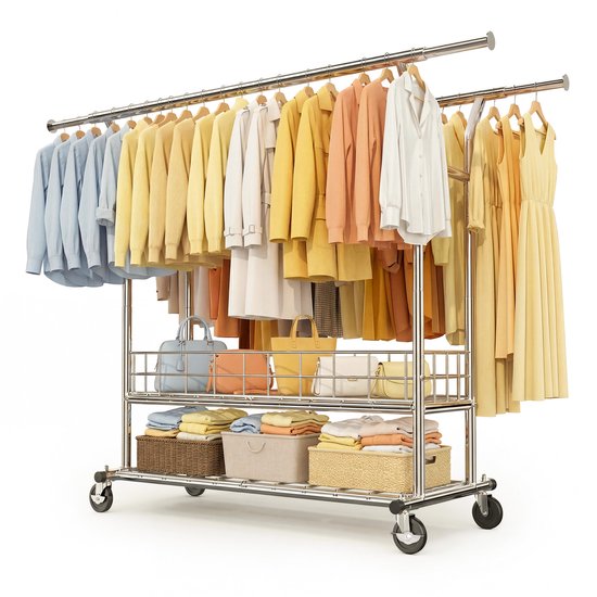 Portant à vêtements argenté sur roulettes avec double tringle, garni de vêtements, sacs et paniers de vêtements pliés.