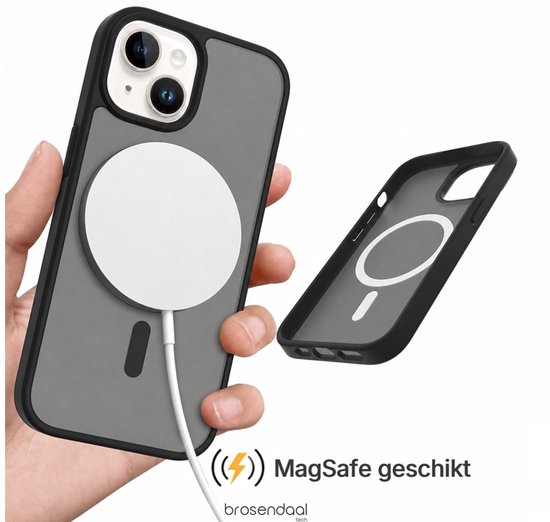 Hand die een hoesje met MagSafe-oplader verbindt. Het hoesje is donkergrijs en doorschijnend.