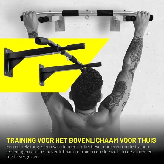 Man met getatoeëerde armen hangend aan een optrekstang. Tekst: Training voor het bovenlichaam voor thuis.