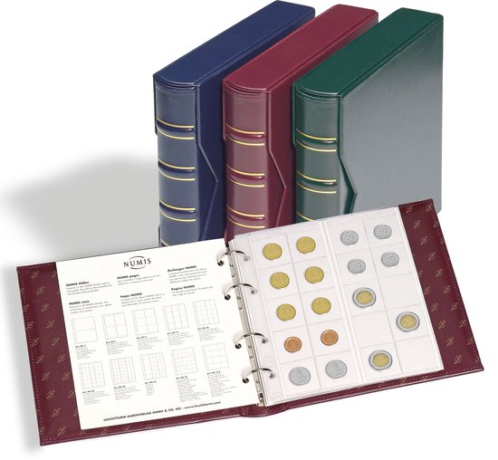 Open bordeaux NUMIS muntalbum met pagina's vol munten, naast drie gesloten albums in blauw, bordeaux en groen.
