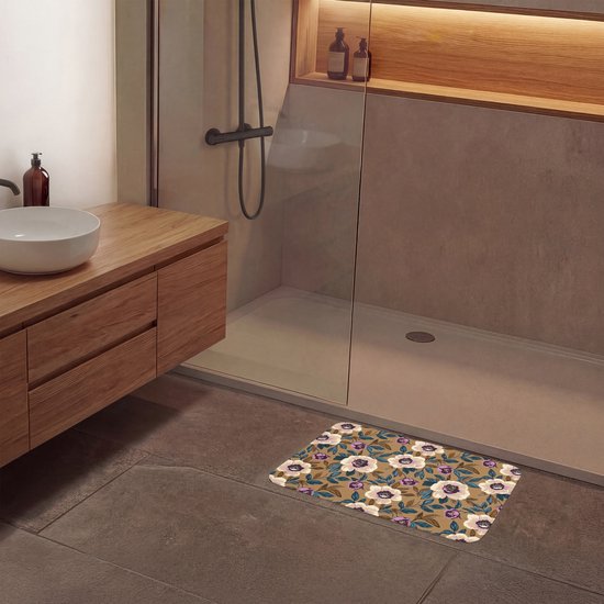 Badmat met een bruine achtergrond en een bloemenpatroon met witte, paarse en blauwe bloemen en bladeren, geplaatst op een grijze tegelvloer voor een moderne douche.