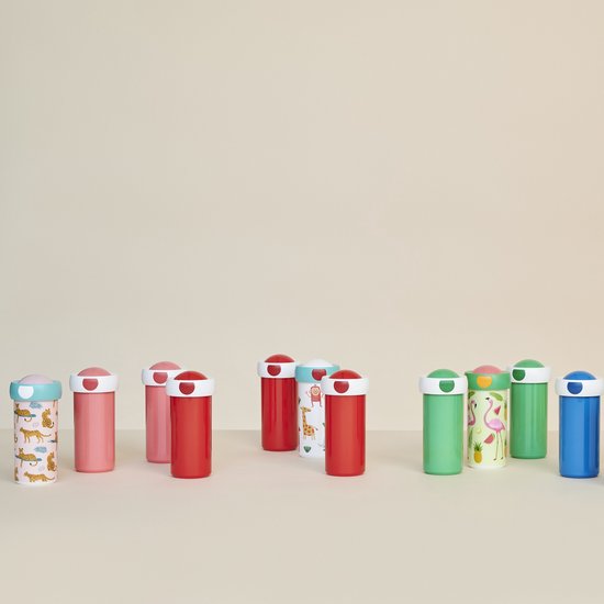 Collection de différents gobelets avec diverses impressions : tigres, girafes, flamants roses, fleurs.