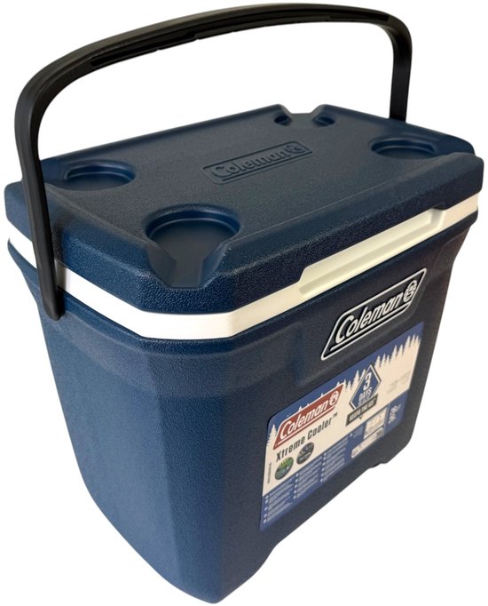 Donkerblauwe Coleman Xtreme koelbox met handvat, bekerhouders en een label.