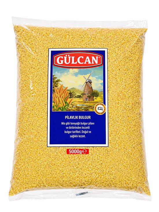 Een grote transparante zak gevuld met fijne, gele pilavlik bulgur van Gülcan. De zak heeft een blauw label met een molen, tarwearen en de tekst 'PİLAVLIK BULGUR'.