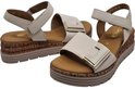 Lichtbruine leren sandalen met klittenbandsluiting, gespdetail en kurk-look zool.