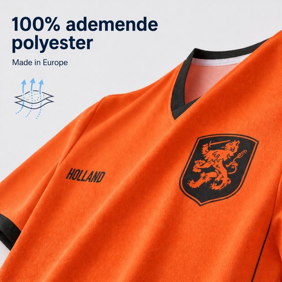 Detail van een oranje voetbalshirt met V-hals, 'HOLLAND' en leeuwenembleem, met '100% ademend polyester' tekst.