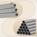 Gedetailleerde close-up van de grijze metalen buizen en verbindingsstukken van een schoenenrek.