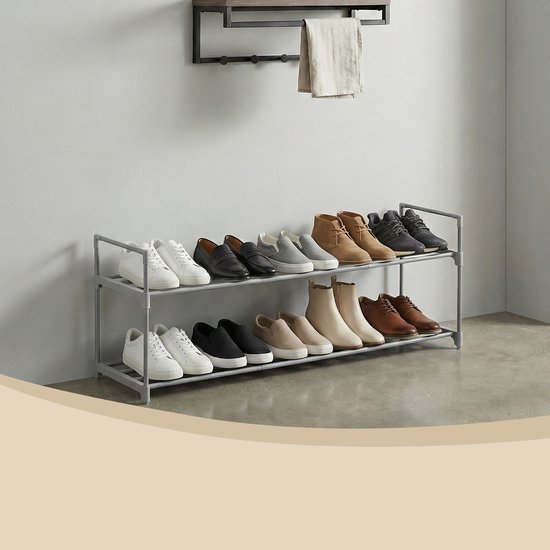 Twee-laags schoenenrek in grijs metaal met een verscheidenheid aan schoenen, waaronder sneakers, laarsjes en loafers.