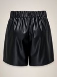 Zwarte faux leren shorts met elastische tailleband aan de achterkant.
