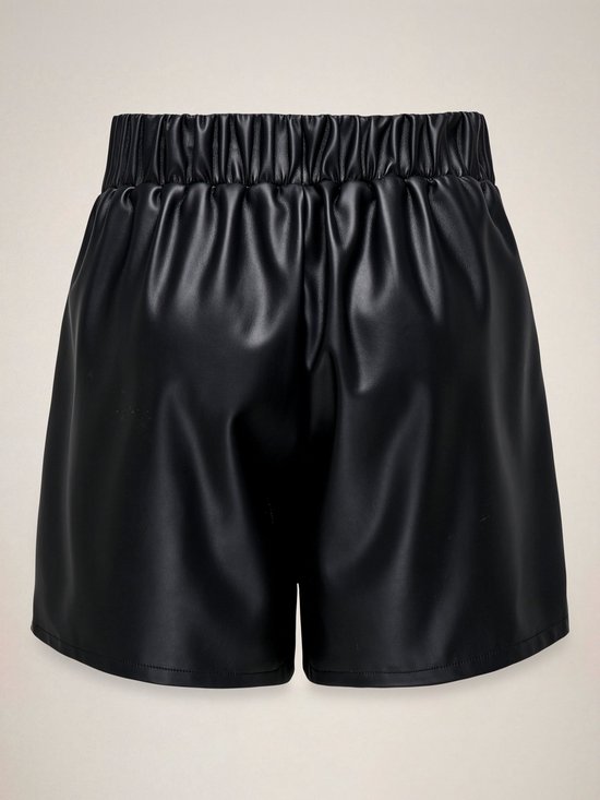 Zwarte faux leren shorts met elastische tailleband aan de achterkant.