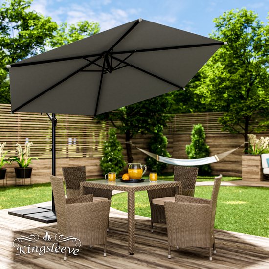 Een tuintafel met vier stoelen onder een grote donkergrijze zweefparasol in een tuin met een loungeset en hangmat.