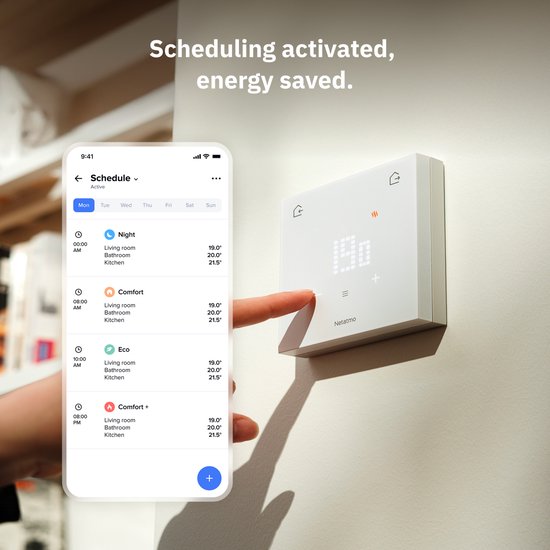 Witte slimme thermostaat op een muur, met een vinger die het scherm aanraakt. Naast een smartphone die de Netatmo "Schedule"-app toont. De tekst luidt "Scheduling activated, energy saved."