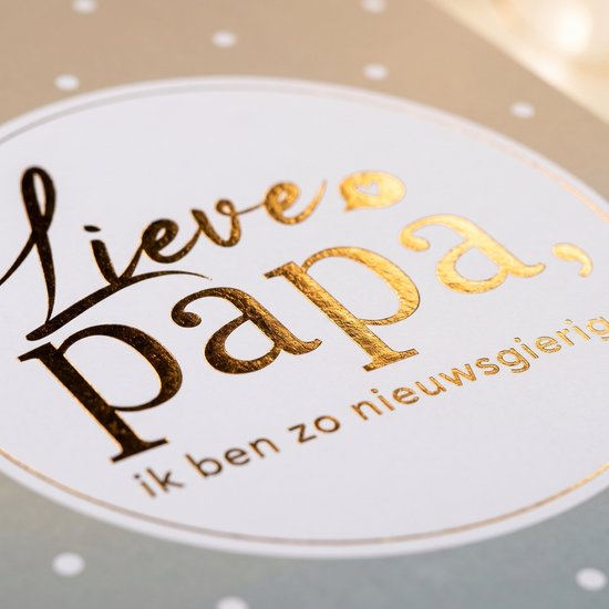 Close-up van "Lieve papa, ik ben zo nieuwsgierig..." in goudfolie