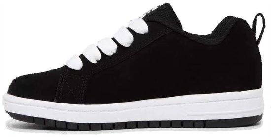 Zwarte DC Shoes sneaker met witte veters en een witte zool.