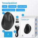Totaalpakket: zwarte ergonomische draadloze muis, USB-ontvanger, USB-C kabel, handleidingskaartje en verpakking.