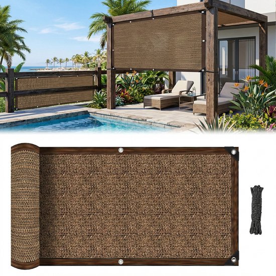 Pare-vue marron tissé au bord d'une piscine et enroulé en rouleau avec une corde, à côté d'une clôture en bois.