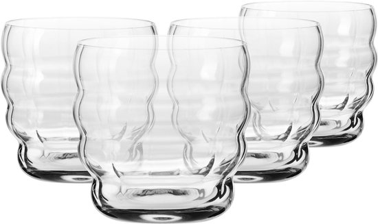 Ensemble de quatre verres vides et transparents à profil ondulé.