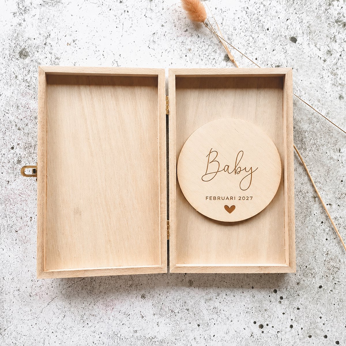 Baby februari 2027 - aankondigingsdoosje met cirkel - zwangerschapsaankondiging - zwanger! - vertellen dat je zwanger bent - houten cirkel