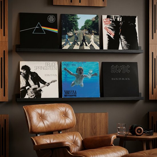 Zwarte planken met LP's van Pink Floyd, The Beatles, The Rolling Stones, Bruce Springsteen, Nirvana en AC/DC.