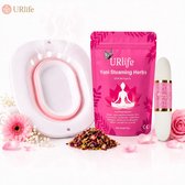 Roze verpakking Yoni Steaming Herbs, een witte Yoni Stick, een roze/wit stoombad, roze bloemen en gedroogde bloemenblaadjes.
