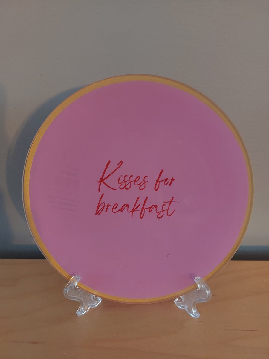 leuk bordje met de tekst : kisses for breakfast